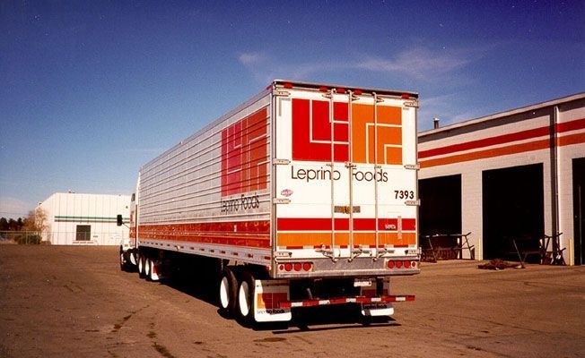 7/ It was with this innovation that Leprino Foods won its first large customer: Pizza Hut.As Pizza Hut continued its rapid expansion, Leprino Foods followed.By the 1970s, Leprino Foods was shipping 2 million pounds of cheese per week and doing so with ruthless efficiency.