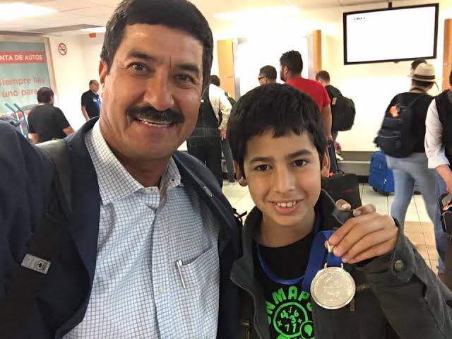 RageMusi's tweet photo. #MexicanYougthofEncounter Luis Alejandro Alcaraz, winner of the silver medal in the International Math Competition, India 2017. Proud of our youth #PrepaAnahuacPue. https://t.co/ce0vhh0KWg