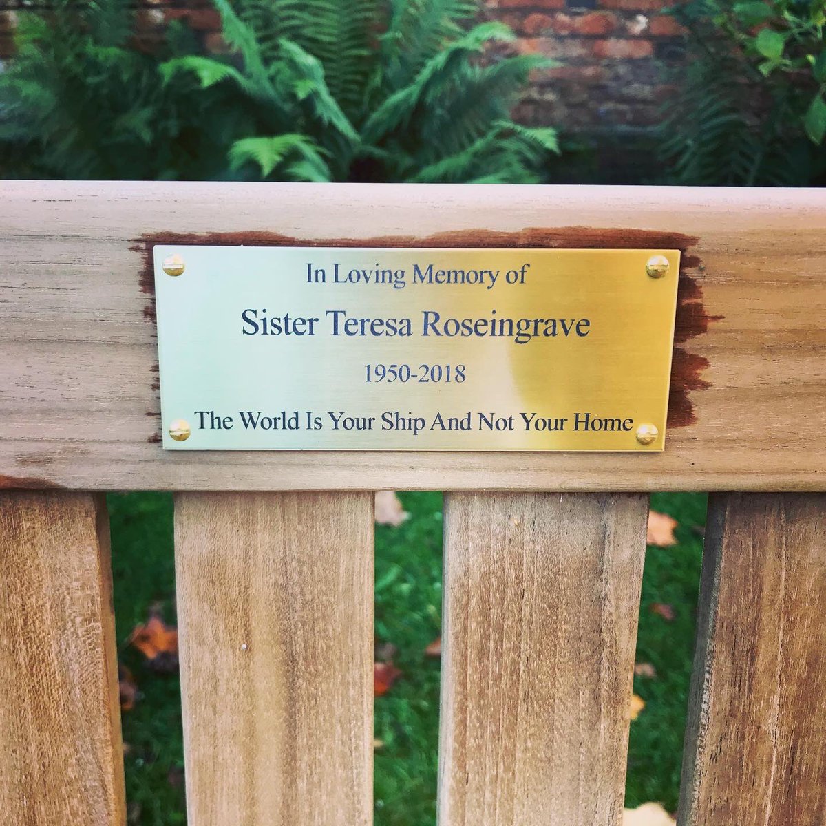 MountHouseSch's tweet image. It is a stunning autumnal afternoon at Mount House. In our grounds we have recently installed memorial benches for Sister Teresa, a special person in the history of education here whose legacy we continue to celebrate #remembrance #reflections #autumnalleaves 🍁🍂