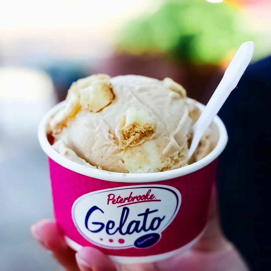 PeterbrookeWP's tweet photo. Happy #NationalPumpkinDay! Stop by the shop for a #PumpkinSpice Cake Pop or a scoop of #Pumpkin Cheesecake Gelato! We are down to the last plush pumpkin Halloween basket &amp; still have jack-o-lanterns in our chocolate pumpkin patch. 🎃

⁣⁣⁣We are open until 10:15PM! #winterpark https://t.co/B1fE83iWyK