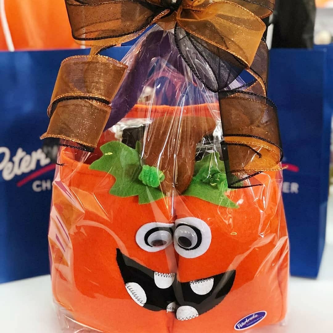 Happy #NationalPumpkinDay! Stop by the shop for a #PumpkinSpice Cake Pop or a scoop of #Pumpkin Cheesecake Gelato! We are down to the last plush pumpkin Halloween basket &amp; still have jack-o-lanterns in our chocolate pumpkin patch. 🎃

⁣⁣⁣We are open until 10:15PM! #winterpark