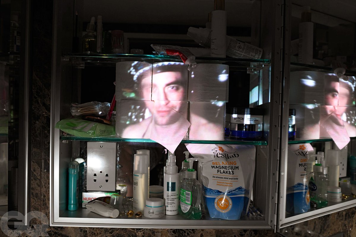 TheTVesthetic's tweet photo. Self-isolation King. https://t.co/Id0tyJvyau