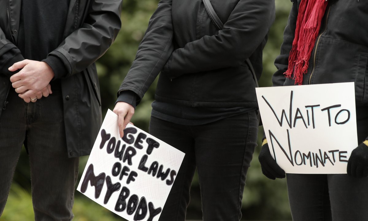 FiveFootPhotog's tweet photo. A Red Cloak Protest for Women's Rights was held at the Ohio Statehouse in Columbus on Sunday which sought to publicly protest the confirmation of conservative judge Amy Coney Barrett to the Supreme Court while affirming women's body autonomy. @DispatchAlerts #redcloakprotest https://t.co/5h00mqplFZ