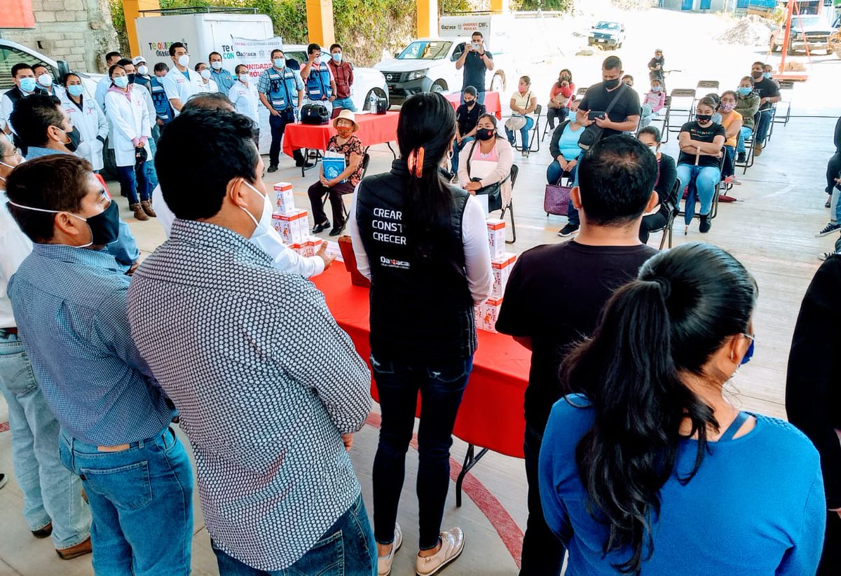 NalleOax's tweet photo. En compañía del Pdte. Mpal. De #SanMiguelTlacotepec, Prof. Froylan García, damos inicio a nuestras actividades de atención de las brigadas de @UM_oaxaca en la región #Mixteca. En el @GobOax seguimos realizando acciones para proteger la #Salud de l@s oaxaqueñ@s.
@alejandromurat https://t.co/As0Pp40fJ6