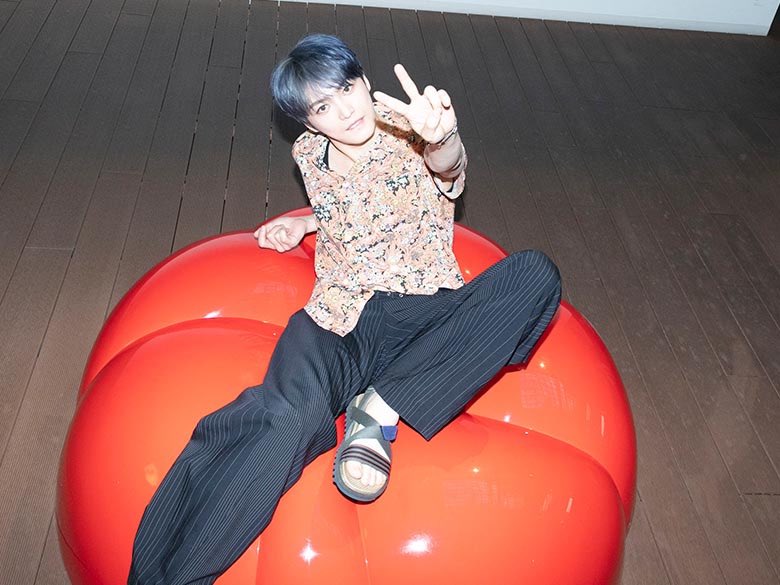 131107 JYJ Naver LINE"Wanna see my foot? Here you go!"