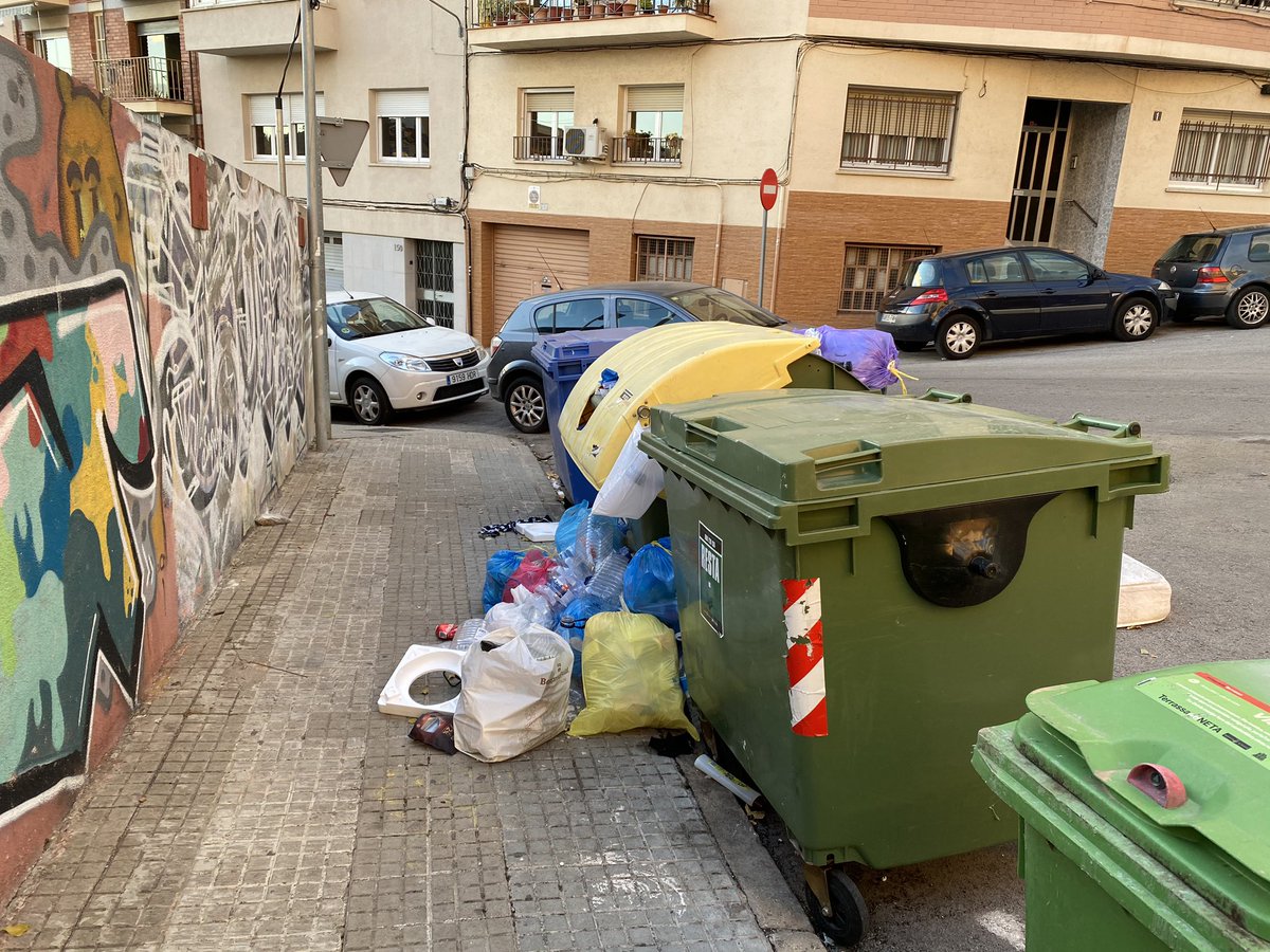 Què està passant? Mai havien estat els carrers així. Són les 3 cantonades properes a casa, calen solucion JA i no només bones paraules <a href="/jordi_ballart/">Jordi Ballart Pastor</a>  Sinó jo ho tinc clar, no pago més la taxa de residus.