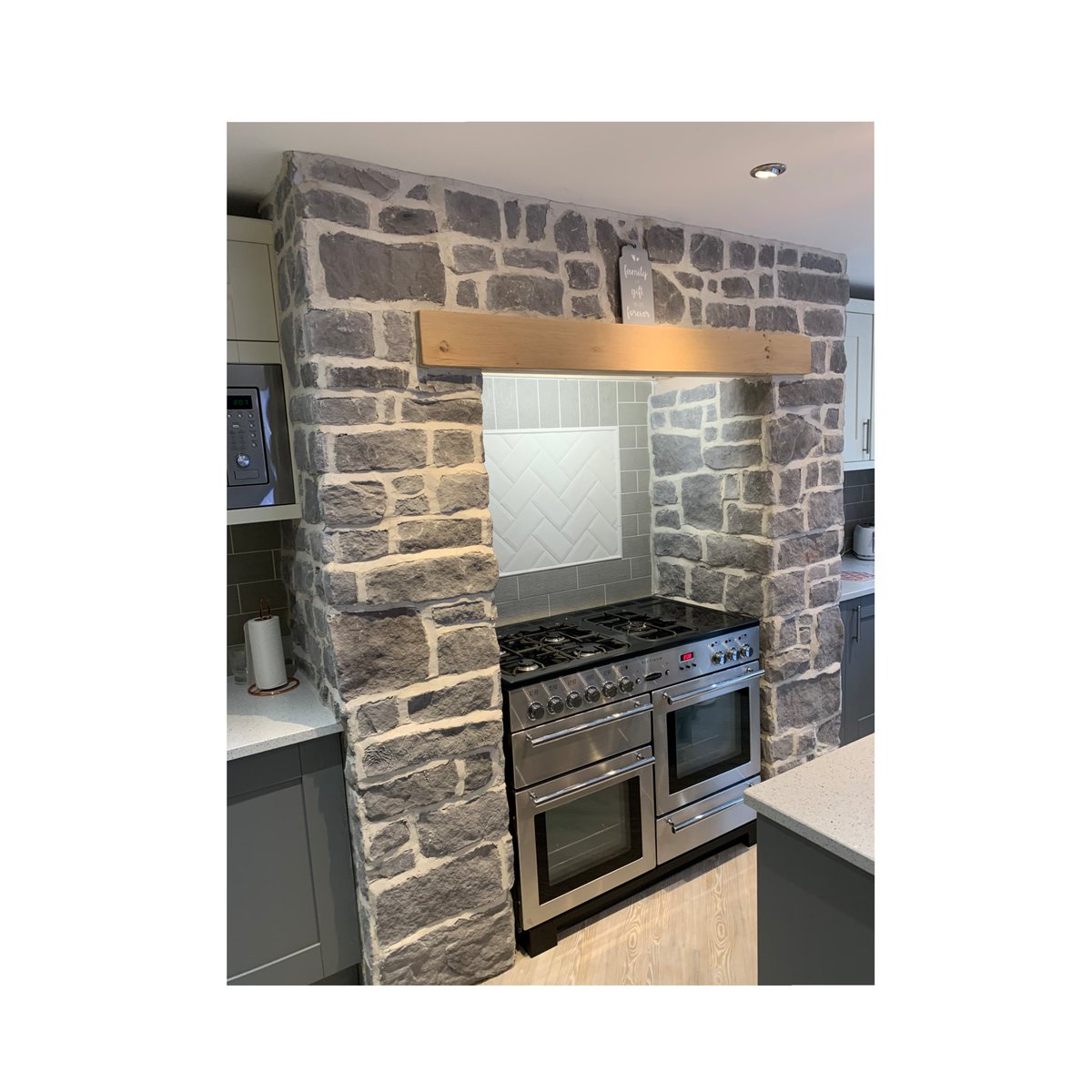 What a stunning finish to this kitchen using our Kopestone Light Grey Pre Cast Stone Slips.

higginscladding.co.uk/product/mixed-…

#homedecor #interiordesign #interiorwall #featurewall #brickwall #lightgrey