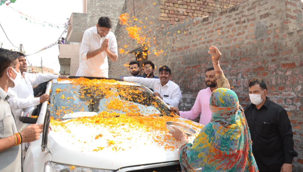 pradeep_dhankar's tweet photo. आपके आशीर्वाद के सामने नतमस्तक आपका बेटा @DeependerSHooda । 
बरोदा चुनाव चौ @BhupinderSHooda जी का रामराज फिर वापिस लाएगा फिर एक बार हरियाणा खुशहाल होगा ओर चारो तरफ विकास होगा। काँग्रेस को वोट दे और अपना भविष्य सुरक्षित करे। 
@Dr_VisheshSingh https://t.co/QOKFE74wT2