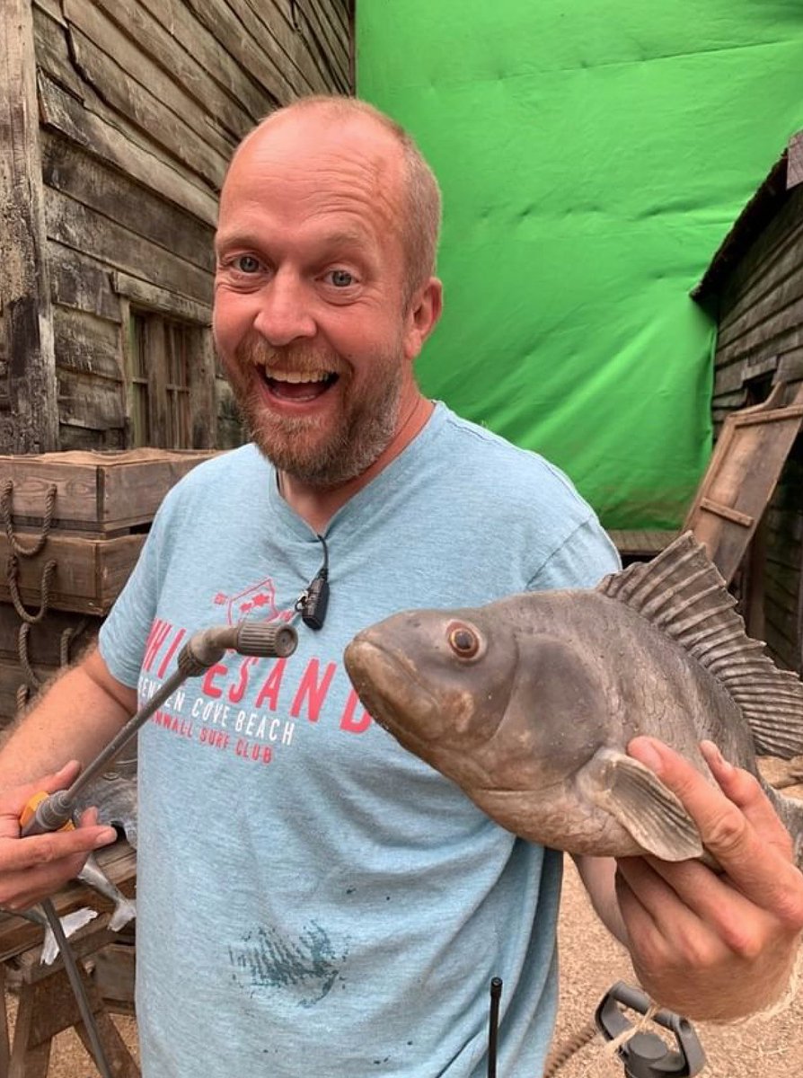  #MondayFunday  #Sanditon  #bts pictures  Virginia: ”Butch just about to give this prop fish a little spritz to make it look freshhh” 