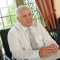 dudleymbc's tweet photo. The leader of Dudley Council has today praised voluntary groups, faith groups and businesses offering meals to youngsters this half term and announced a council scheme to provide emergency food vouchers to families in crisis.
https://t.co/Glc78ribq2 https://t.co/ZgdpsCn8VZ