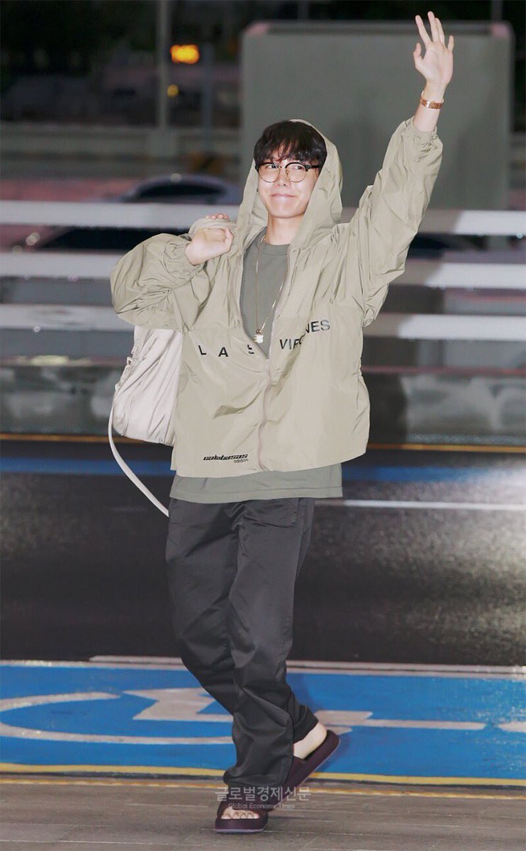 A thread of Jung Hoseok’s iconic airport fashion: