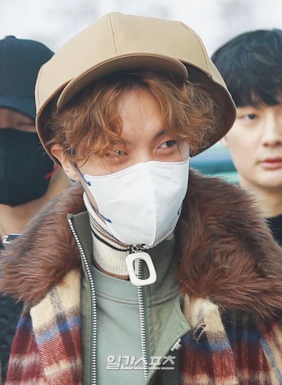 A thread of Jung Hoseok’s iconic airport fashion: