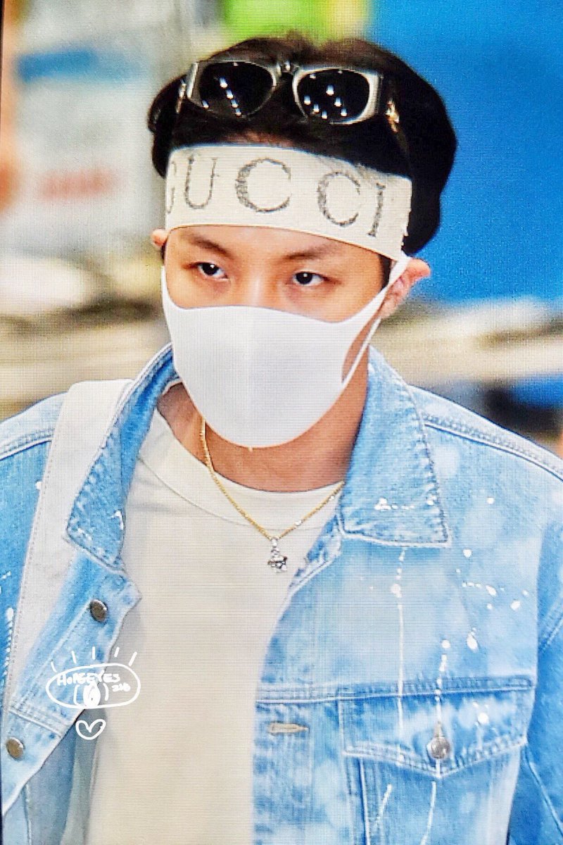 A thread of Jung Hoseok’s iconic airport fashion: