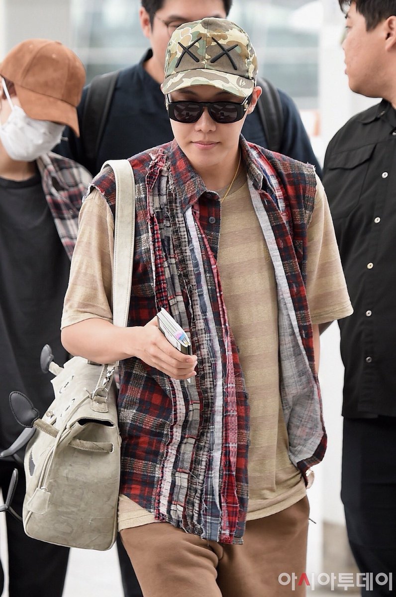 A thread of Jung Hoseok’s iconic airport fashion: