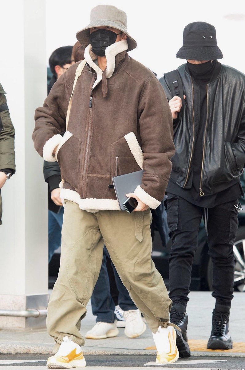 A thread of Jung Hoseok’s iconic airport fashion:
