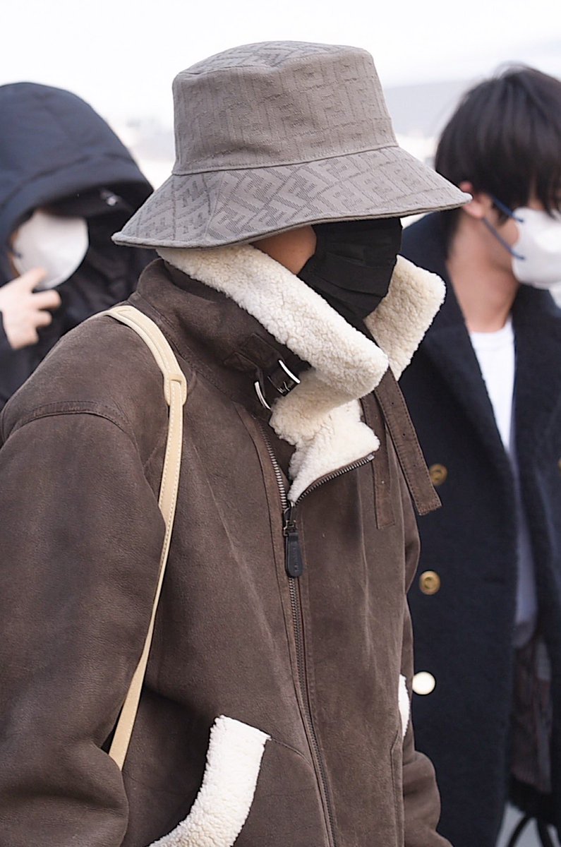 A thread of Jung Hoseok’s iconic airport fashion: