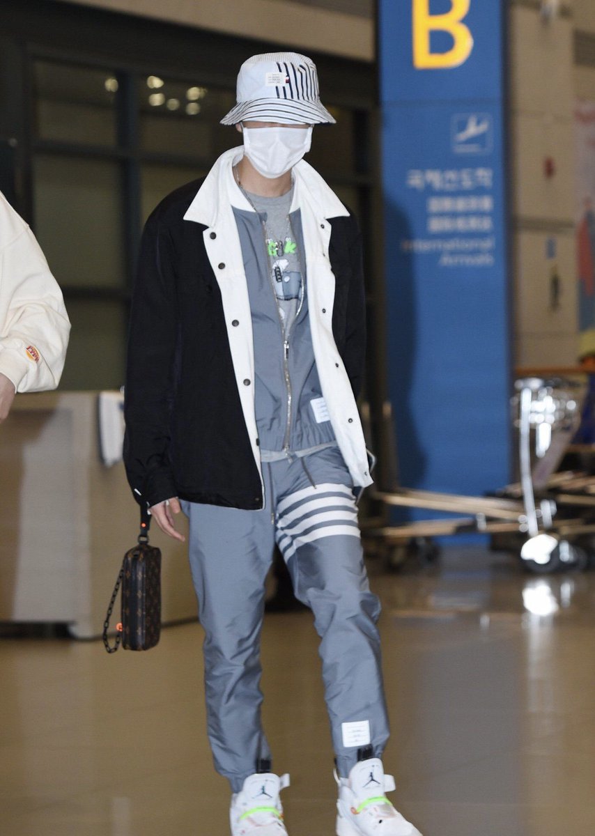 A thread of Jung Hoseok’s iconic airport fashion: