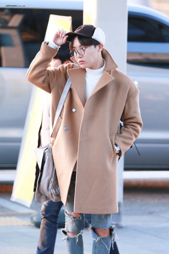 A thread of Jung Hoseok’s iconic airport fashion: