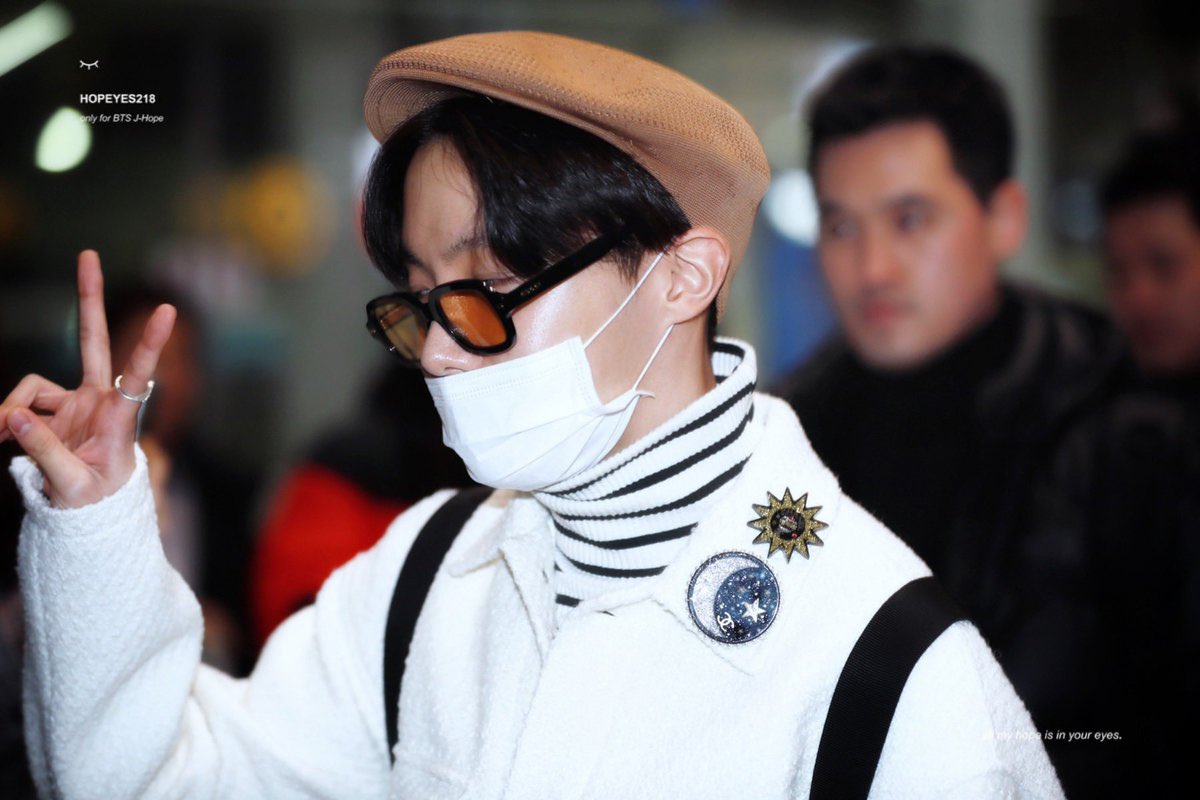 A thread of Jung Hoseok’s iconic airport fashion: