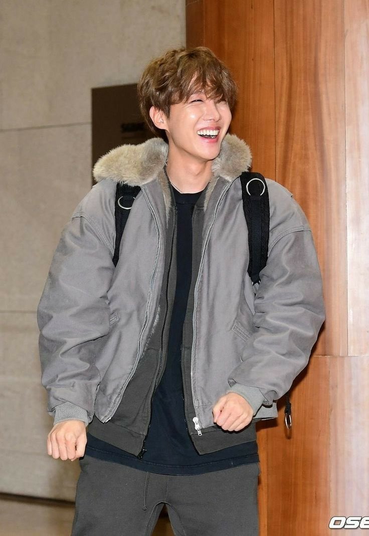 A thread of Jung Hoseok’s iconic airport fashion: