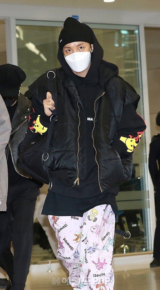 A thread of Jung Hoseok’s iconic airport fashion: