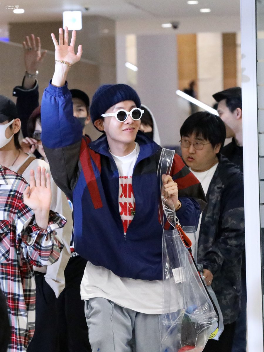 A thread of Jung Hoseok’s iconic airport fashion: