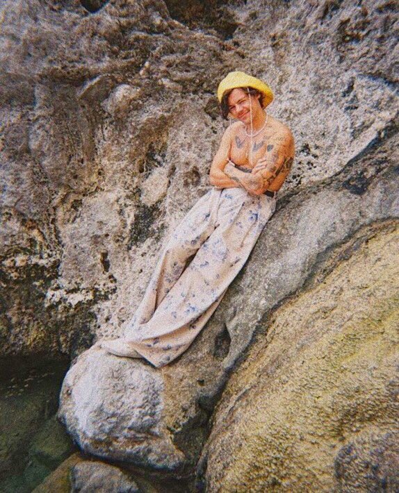 7Osharry's tweet image. Harry Styles is the only man in the world