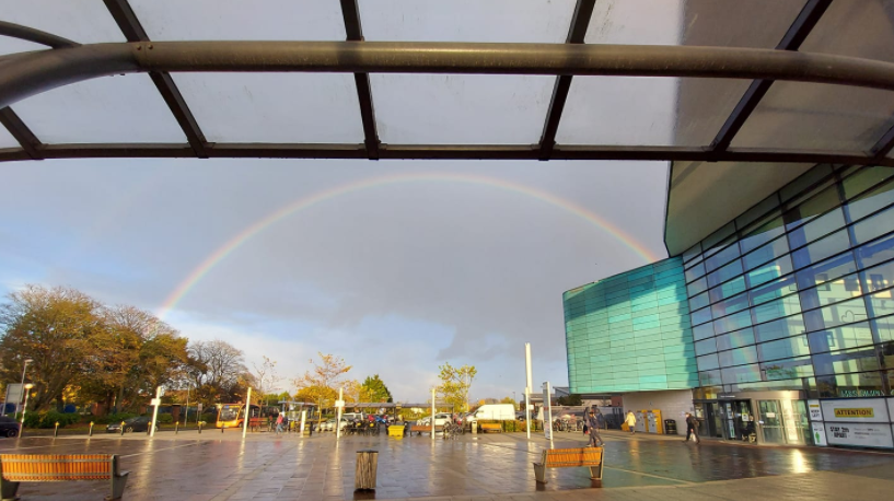 UHDBTrust's tweet photo. At the end of every rainbow is a pot of gold! 💛💛💛💛

This afternoon, the end of the rainbow was found shining in to the main reception of the Royal Derby Hospital 🌈

📸 Kathy Watts https://t.co/NRmGO9iM6U