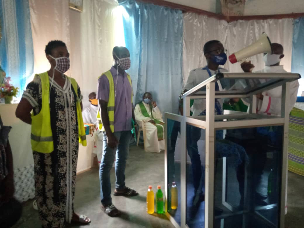 anvt_togo's tweet photo. Les VEC sont rentrés dans les églises de la ville d'Amou-Oblo, ce dimanche 25 octobre pour rappeler aux fidèles le respect des mesures barrières contre la Covid-19.
1155 personnes ont été touchées.
#VEC
#CRVPLATEAUX
#PAPV
#UE
#ANVT https://t.co/F1sqRGPCbk
