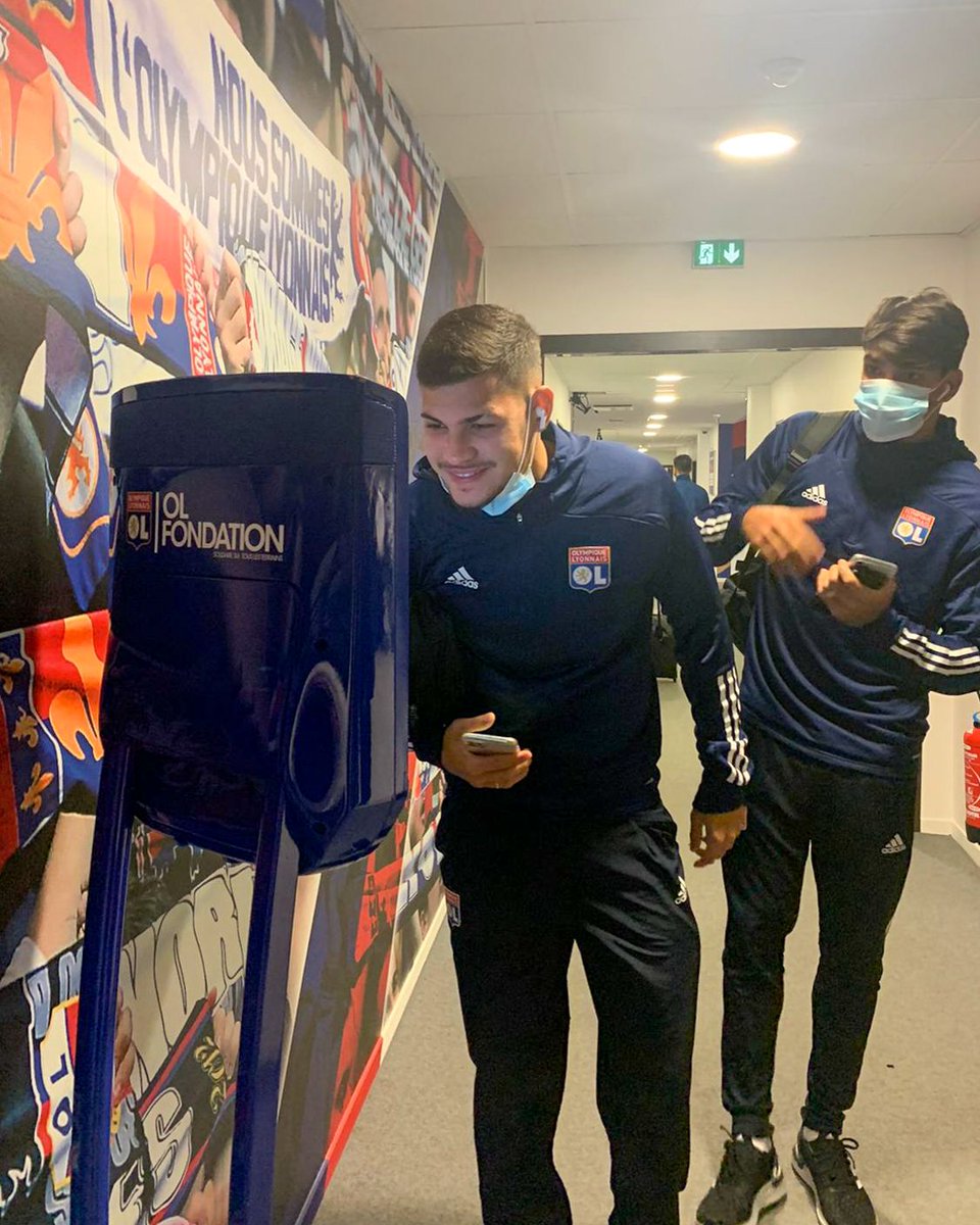 OLFondation's tweet photo. Arno a vécu les coulisses de la victoire de l'@OL face à Monaco au @GroupamaStadium. Le jeune supporter âgé de 15 ans a pu échanger avec les joueurs depuis le @CLCCLeonBerard grâce à notre robot de téléprésence ❤️💙🦁
#sOLidaire #JouonsLaCollectif https://t.co/xj3cetmEx4