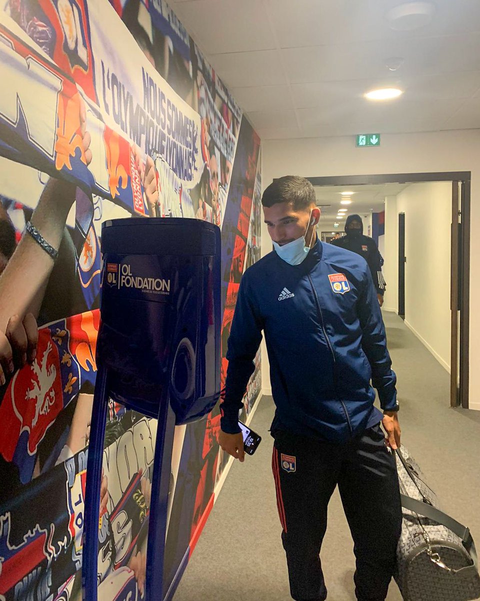 OLFondation's tweet photo. Arno a vécu les coulisses de la victoire de l'@OL face à Monaco au @GroupamaStadium. Le jeune supporter âgé de 15 ans a pu échanger avec les joueurs depuis le @CLCCLeonBerard grâce à notre robot de téléprésence ❤️💙🦁
#sOLidaire #JouonsLaCollectif https://t.co/xj3cetmEx4