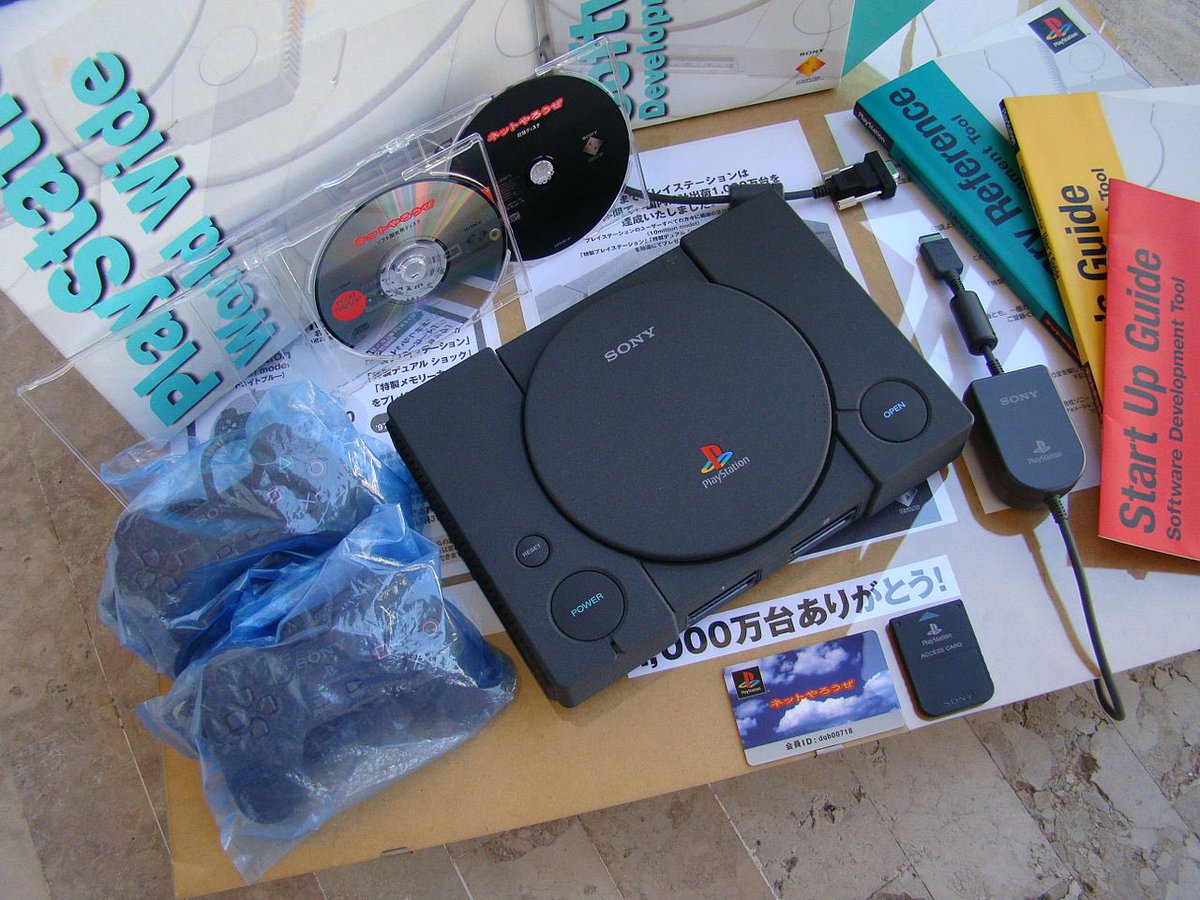 ColonelFalcon's tweet photo. 𝘿𝙚𝙫𝙚𝙡𝙤𝙥𝙚𝙧𝙨 𝙆𝙞𝙩 𝙤𝙛 𝙩𝙝𝙚 𝙙𝙖𝙮

#PS1day

I regret never buying a Net Yaroze when they were a little more affordable. If you know this system you’ll know that it has a sort of velvety feel to it. Some will say dolphin skin like. Raise your hands if you have one! https://t.co/xh40SGHmkz