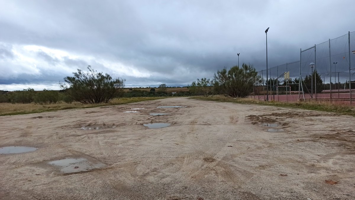 mngSpider's tweet photo. La dirección de @iessapereaude comentó al inicio del curso que @AytoVvaPardillo les dijo que las zonas de entrada y parking auxiliares habilitadas por el Covid serían asfaltadas de alguna manera (grava, etc.) La lluvia llegó. ¿Para cuándo? Por aquí entran y salen nuestros hijos. https://t.co/20mYdyswWZ
