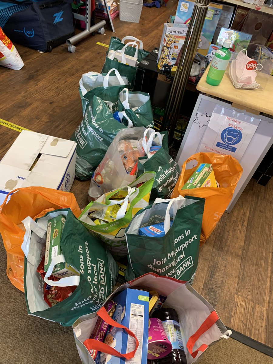 Emma58813329's tweet photo. Busy busy , today handing out food parcels to those in need , and given a little Halloween treats for the kiddies #NoChildGoesHungry #MarcusRashford #freebridge https://t.co/qNAK16nLfl