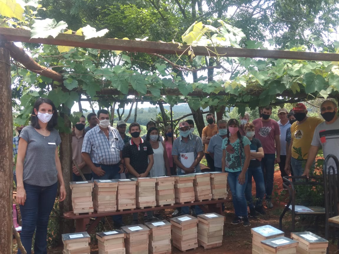 noticiasdel6's tweet photo. Productores se capacitaron en la producción de miel de Yateí #Usubi @AmbienteNacion @MinEcoMisiones 
https://t.co/75LDtP2J2j https://t.co/odcXsYIwkd