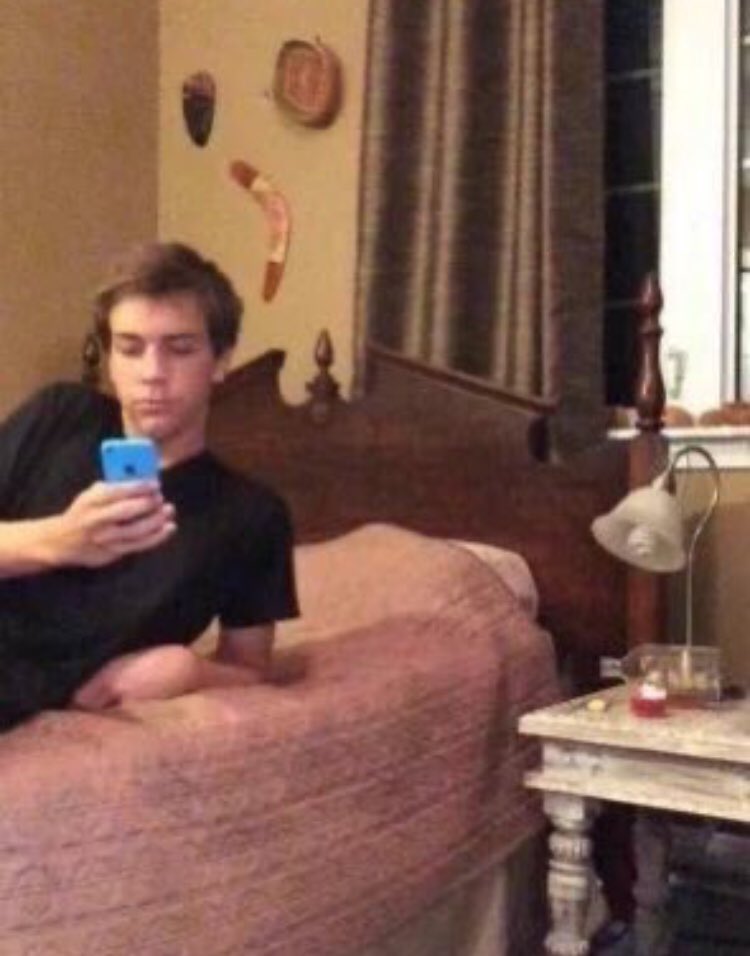universal_1d_'s tweet photo. me watching #harrystyles singing to the water #Golden https://t.co/J0DimuO8Fi