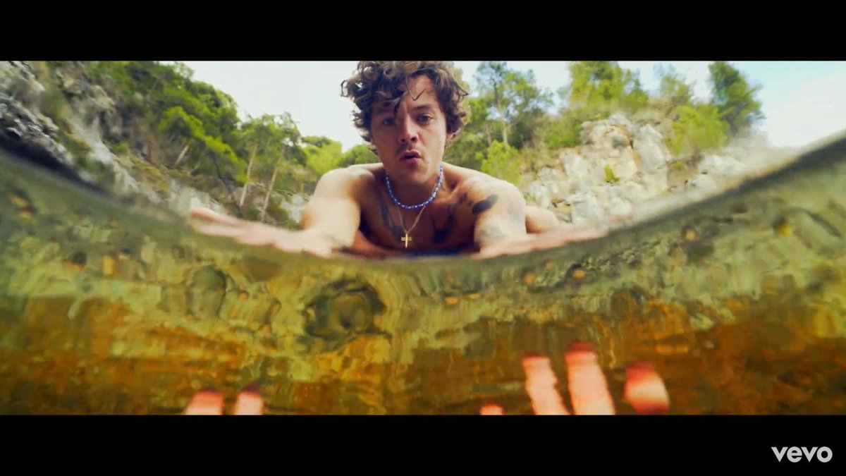 universal_1d_'s tweet photo. me watching #harrystyles singing to the water #Golden https://t.co/J0DimuO8Fi