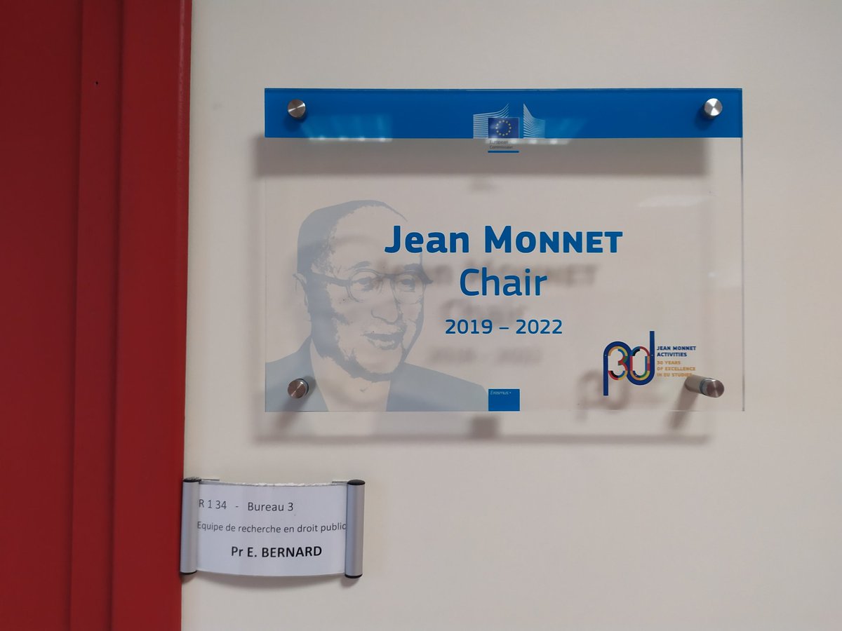 apotteau's tweet photo. La chaire Jean Monnet de @_ElsaBernard sur l'appartenance s'ancre dans le paysage lillois.... y compris à présent sur les murs de la R1. 34.👏 https://t.co/YdaA0nn5nl