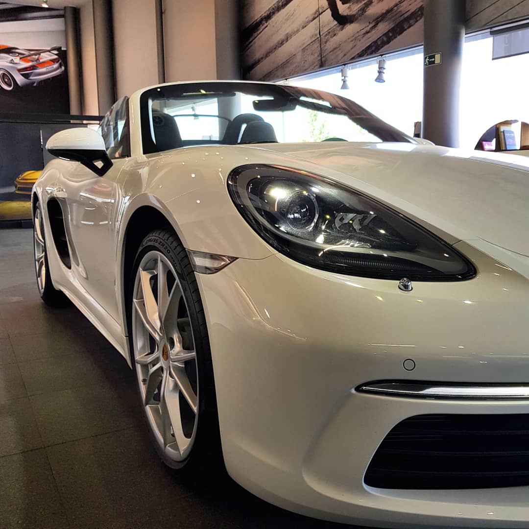 Porsche_BCN's tweet photo. ¡Hay chico nuevo en la oficina en Centro Porsche Barcelona! ¿Ya conoces el Porsche 718?
.
.
.
.
#Porsche #Porsche718 #Porsche718Boxter #718Boxter #Porschegram #PorscheLove #PorscheLifeStyle #CentroPorscheBarcelona #PorscheBarcelona https://t.co/GO5GSDY2Pg