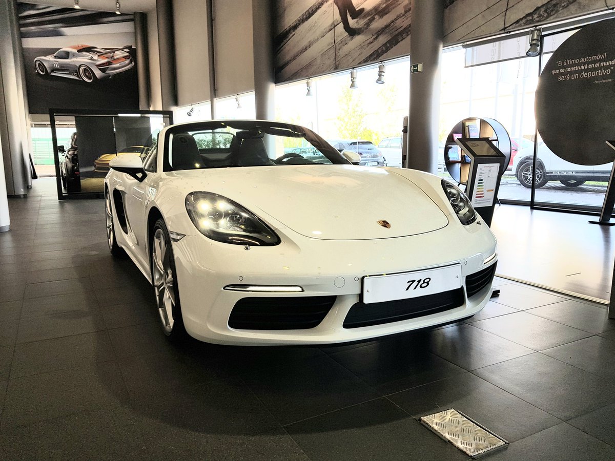 Porsche_BCN's tweet photo. ¡Hay chico nuevo en la oficina en Centro Porsche Barcelona! ¿Ya conoces el Porsche 718?
.
.
.
.
#Porsche #Porsche718 #Porsche718Boxter #718Boxter #Porschegram #PorscheLove #PorscheLifeStyle #CentroPorscheBarcelona #PorscheBarcelona https://t.co/GO5GSDY2Pg