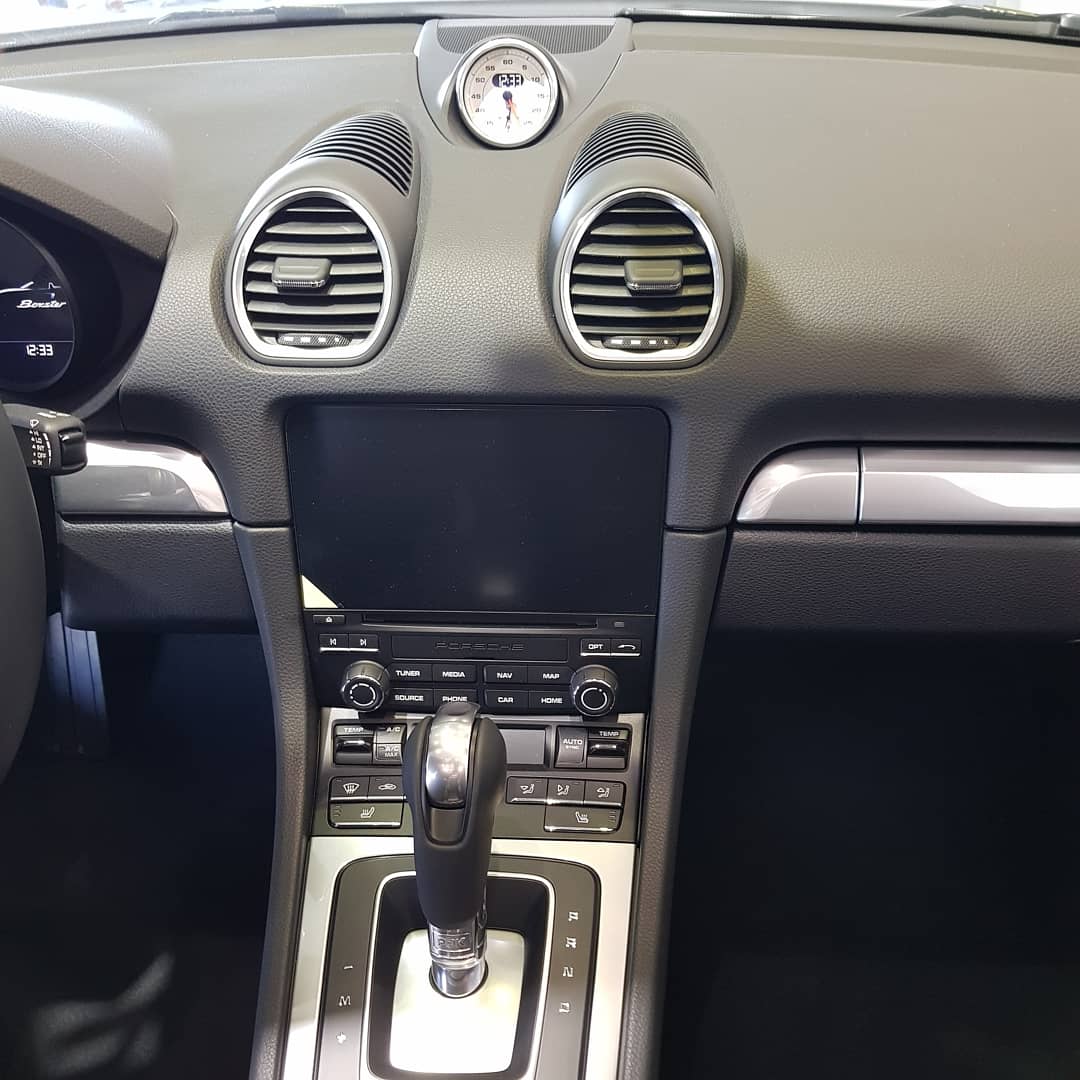 Porsche_BCN's tweet photo. ¡Hay chico nuevo en la oficina en Centro Porsche Barcelona! ¿Ya conoces el Porsche 718?
.
.
.
.
#Porsche #Porsche718 #Porsche718Boxter #718Boxter #Porschegram #PorscheLove #PorscheLifeStyle #CentroPorscheBarcelona #PorscheBarcelona https://t.co/GO5GSDY2Pg