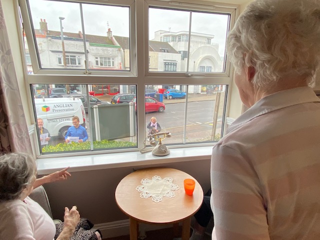mandyrose1's tweet photo. Some lovely images taken at Kathryn Court Care Home in Essex, part of @Runwood_Homes taking part in the #TheWednesdayWave last week. It really is building momentum across the UK. Next Wave this Wednesday. Find out more
https://t.co/x9lnOMo3MI #combatloneliness @VamosTheatre https://t.co/fQqulPZrXc