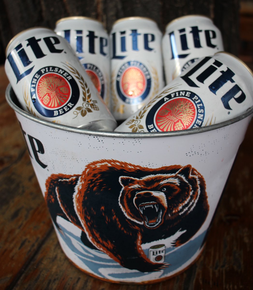 GaslightBar's tweet image. How 'bout them Bears? Come #BearDown at #GaslightBarChi tonight with  $5 Bud Light &amp;amp; Coors Light Stadium Cups and $20 Domestic Buckets! 🏈🍻