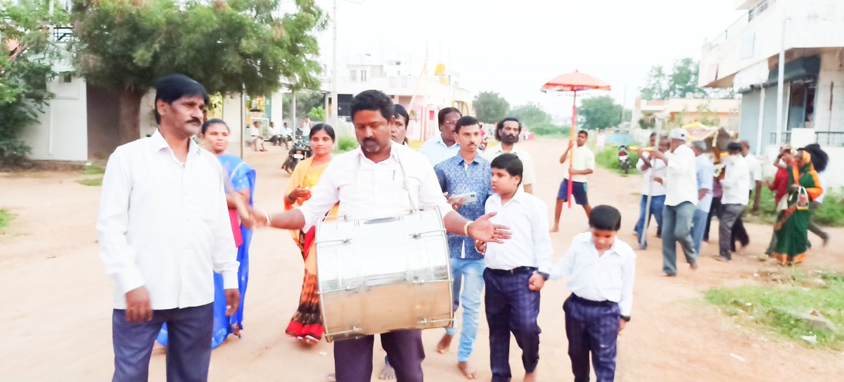 ಗದಗ—ಬೆಟಗೇರಿ ಸವಿತಾ ಸಮಾಜ ಶ್ರೀ ಗದ್ವಾಲ್ ಜಮಲಮ್ಮದೇವಿ ದೇವಸ್ಥಾನ ಟ್ರಸ್ತ ಕಮಿಟಿ ವತಿಯಿಂಧ ಈಂದು ಶ್ರೀ ಗದ್ವಾಲ್ ಜಮಲಮ್ಮದೇವಿ ದೇವಸ್ಥಾನದಲ್ಲಿ ಶ್ರೀ ಗದ್ವಾಲ್ ಜಮಲಮ್ಮದೇವಿಯ ಪಲ್ಲಕ್ಕಿ ಉತ್ಸವ ಅತಿ ಶಡಗರ ಶಂಭ್ರಮದಿಂದ ವಾಧ್ಶಗಳ ಮುಲಕ ಮೆರವಣಿಗೆ ಮಾಡಿ ಬನ್ನಿ ಮುಡಿಸುವ ಮುಲಕ ನೆರವೇರಿತು