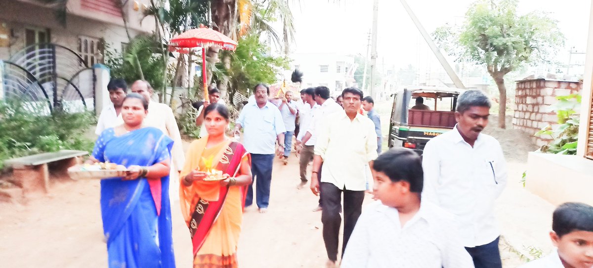 ಗದಗ—ಬೆಟಗೇರಿ ಸವಿತಾ ಸಮಾಜ ಶ್ರೀ ಗದ್ವಾಲ್ ಜಮಲಮ್ಮದೇವಿ ದೇವಸ್ಥಾನ ಟ್ರಸ್ತ ಕಮಿಟಿ ವತಿಯಿಂಧ ಈಂದು ಶ್ರೀ ಗದ್ವಾಲ್ ಜಮಲಮ್ಮದೇವಿ ದೇವಸ್ಥಾನದಲ್ಲಿ ಶ್ರೀ ಗದ್ವಾಲ್ ಜಮಲಮ್ಮದೇವಿಯ ಪಲ್ಲಕ್ಕಿ ಉತ್ಸವ ಅತಿ ಶಡಗರ ಶಂಭ್ರಮದಿಂದ ವಾಧ್ಶಗಳ ಮುಲಕ ಮೆರವಣಿಗೆ ಮಾಡಿ ಬನ್ನಿ ಮುಡಿಸುವ ಮುಲಕ ನೆರವೇರಿತು