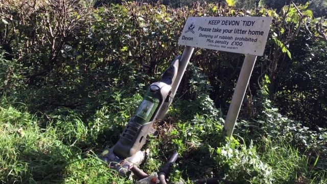 WestDevon_BC's tweet photo. Can a sign be more noticeable?👀 

Our Localities Office hoovered this fly-tip up and off to recycling centre it goes! As should all waste like this.

Let Keep West Devon Tidy!

#WDBC #Localitiesteam #Flytipping https://t.co/8F6vCMoMDz