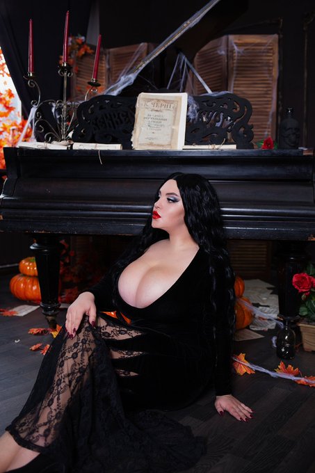 2 pic. "MORTICIA ADDAMS " https://t.co/O6kerk4Z7q