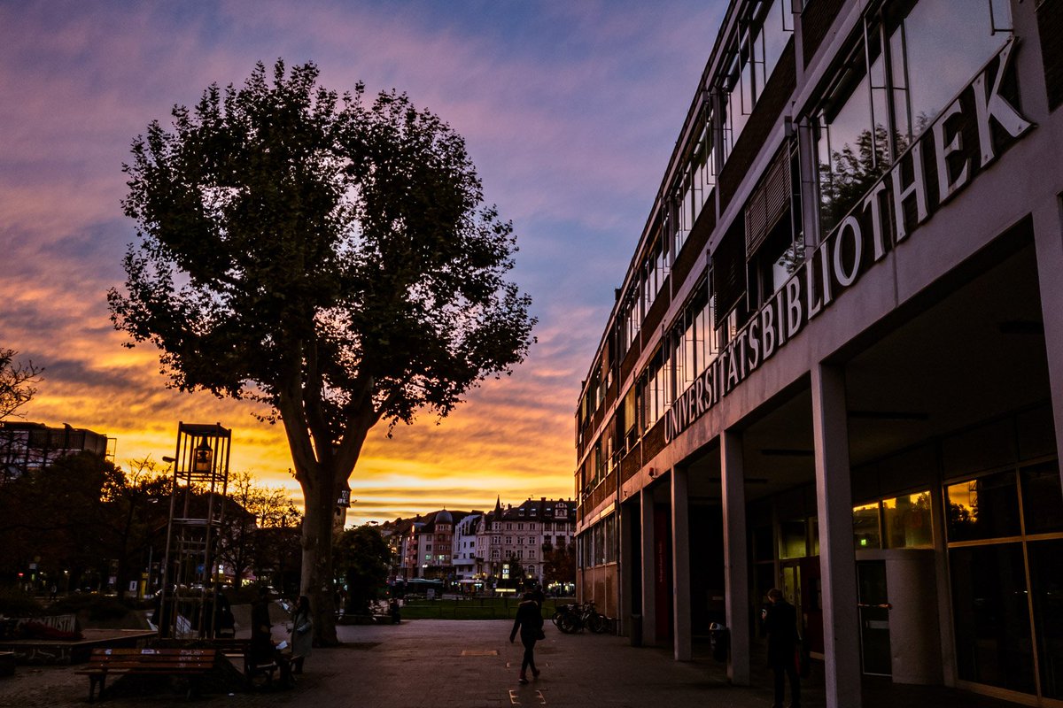 risse691's tweet photo. Willkommen Feierabend 😎 🍻 #feierabend #Frankfurt #goetheuni @ub_ffm https://t.co/n6f1hPzhGM
