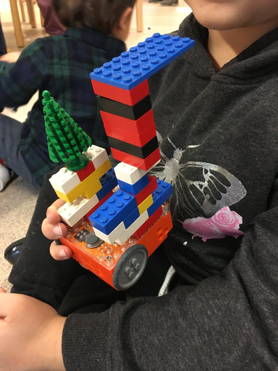 Did you know @EdisonRobotsUK is lego compatible? The #Children at Moor Allerton Prep School customised their robot this morning with #LEGO bricks then programmed Edison to move following lines.
#edison #robotics #workshop #children #fun #computerxplorers #engage #lego #build https://t.co/zWpkbEHlDD