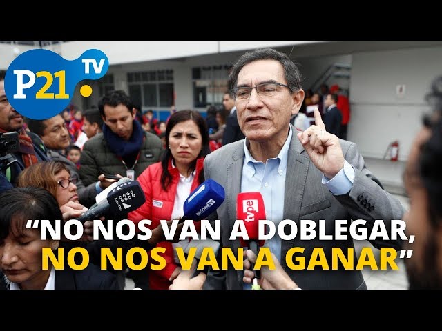 Para coronar el conjunto, el hecho de no formar parte del establishment político le atrae la furia de este último que lo ataca desde el Congreso y la TV lo que no hace sino consolidar su imagen de "hombre ajeno a la desacreditada clase política" y que, además, se enfrenta a ella.